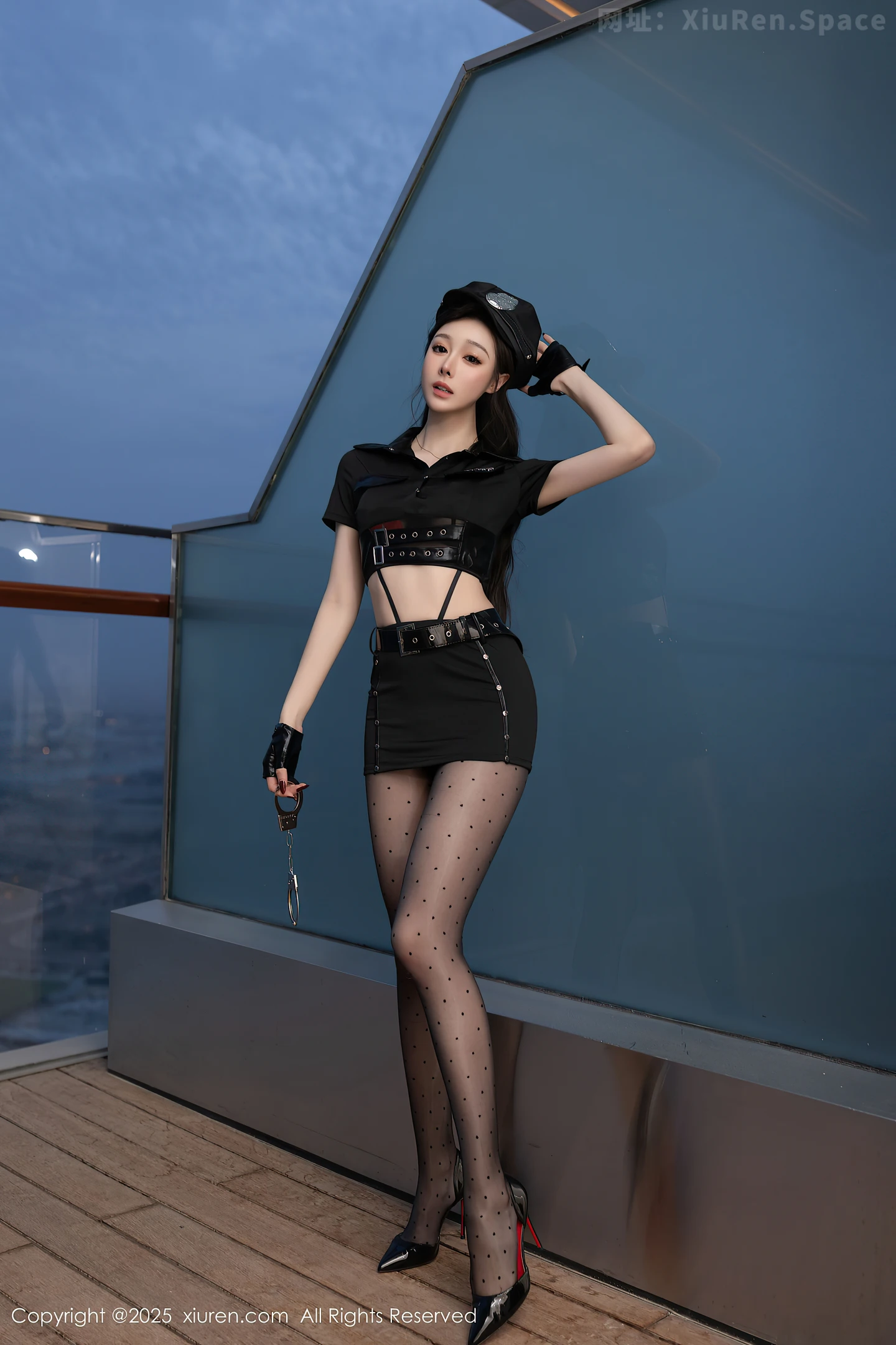 图片[2]-[XiuRen秀人网] VOL.10115 模特小逗逗性感黑色制服露黑色情趣内衣配超薄黑丝极致魅惑写真80P-秀人网官方网站